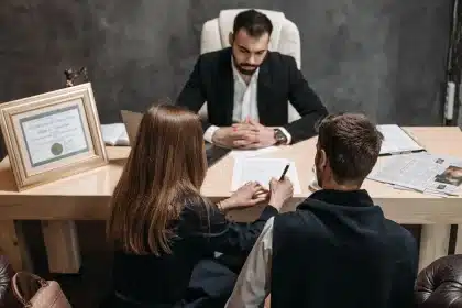 Футбольный контракт и документы на столе с логотипом клуба на фоне