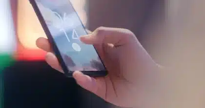 Человек просматривает новости на смартфоне с прокруткой заголовков