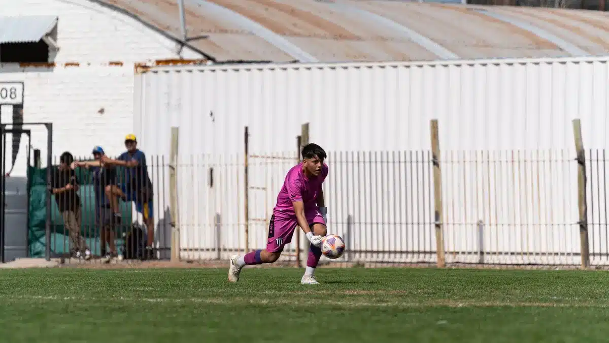 Молодой защитник на тренировочном поле во время подготовки