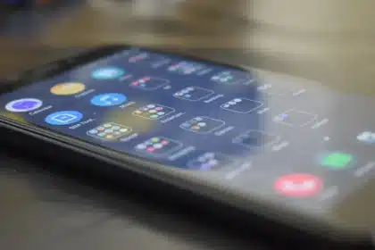 Человек просматривает спортивные новости на смартфоне